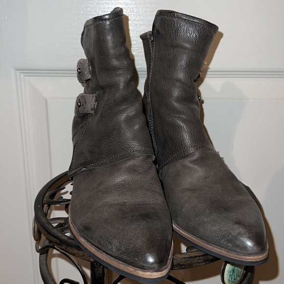 Dolce Vita Marley Gray Distressed Zip Booties - Picture 4 of 10